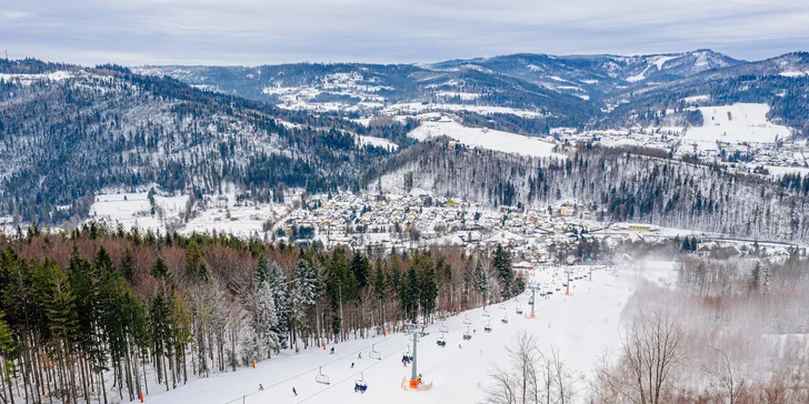 Hned u hotelu je skiareál Ski Nowa Osada, další potom v okolí. 