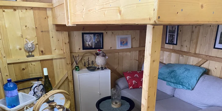 Domček je bez elektriny, disponuje plynovým varičom, riadom a kachľami, ktoré zabezpečia teplo a pocit útulnosti v chladnejších dňoch.