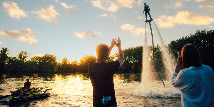 Chcete si vyzkoušet pořádně adrenalinový a zábavný sport? Vydejte se na lekci od Flyboard Show pod vedením Petra Civína.