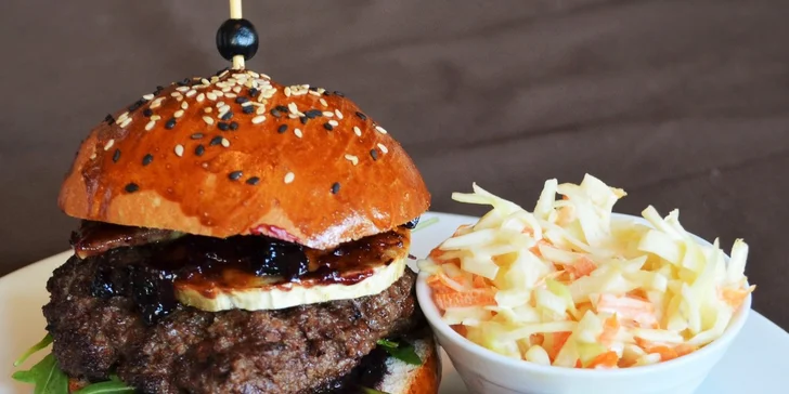 Blueberrys Burger - borůvková BBQ omáčka s kozím sýrem a polníčkem