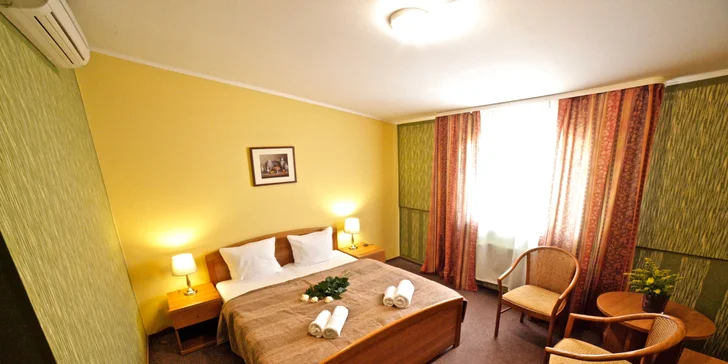 Nechybí ani TV se satelitním příjmem a v celém hotelu se samozřejmě připojíte na Wi-Fi. Polštáře a povlečení jsou navíc antialergické, takže se vám bude spát jako v bavlnce.