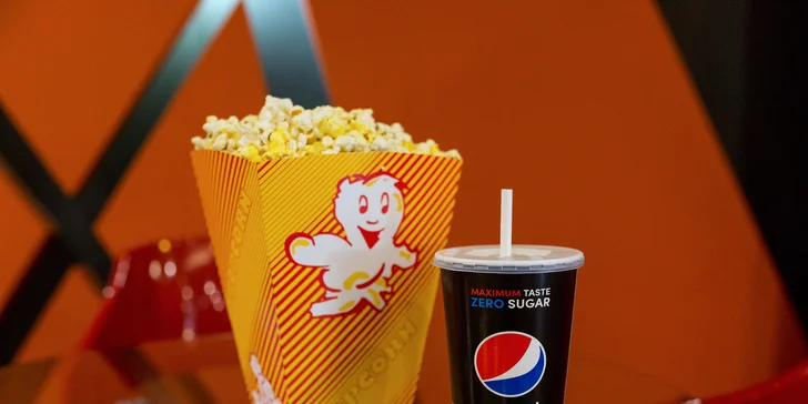 Veľké Popcorn Combo zahŕňa 4,6 litrový veľký popcorn a 0,7 litrový nápoj podľa vlastného výberu

