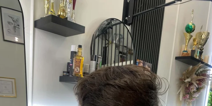 Při klasickém střihu strávíte v křesle přibližně 30 minut. 