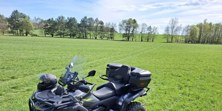 Čtyřkolka se půjčuje s plnou nádraží, která vystačí na cca 120 kilometrů. 