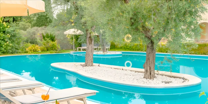Pri bazéne nechýba ani pool bar.