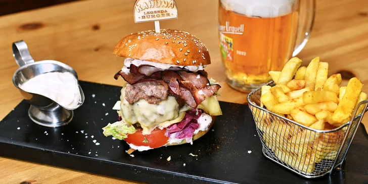 Hovězí nebo vege burger s hranolky a pivem či nealkem pro 1–4 osoby
