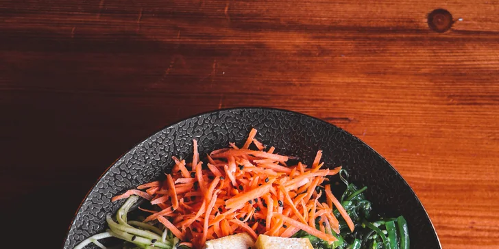 Na výběr budete mít i vege bowl s avokádem, tofu a wakame. 