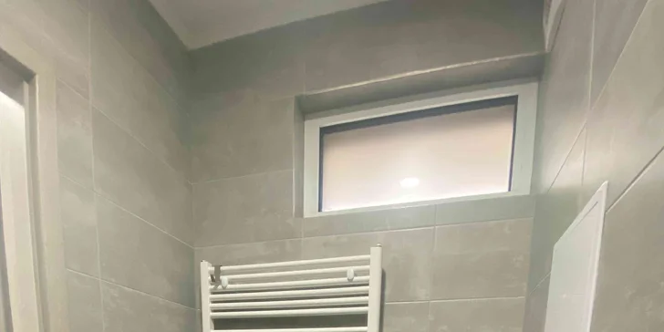 Súčasťou apartmánu je kúpeľňa so sprchovacím kútom a toaletou.