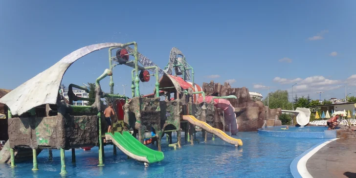 Ze dvou bazénů je tu vytvořen miniaquapark.