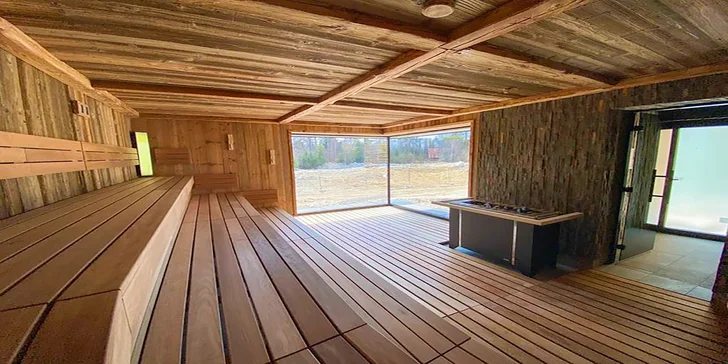Ozdobou hotelového wellness centra je prírodná ceremoniálna presklená sauna s výhľadom na okolitú prírodu a tatranský potok.