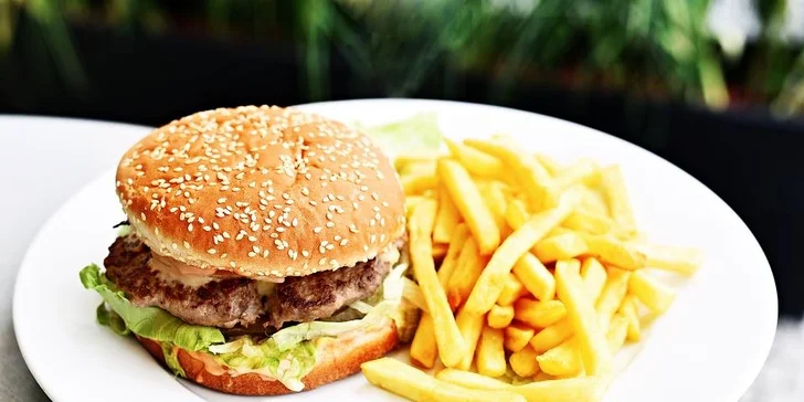 Na výběr máte klasický burger nebo bohaté burger menu s maxi 200gramovou porcí lahodného hovězího masa.