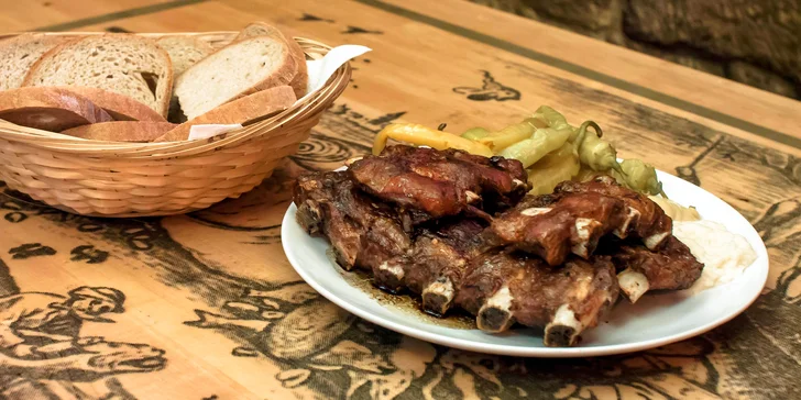 Kilo výtečných pečených žebírek z restaurace U Peciválů na Stodolní - s pivem nebo bez