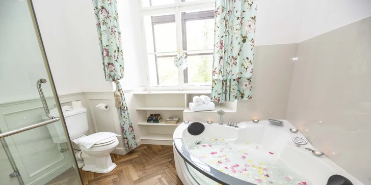 V koupelně pokoje Superior De Luxe je vířivá vana. Těšte se na společnou bylinnou koupel. 