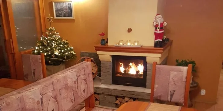 Rodinnou atmosféru dotváří krb ve společné místnosti. 