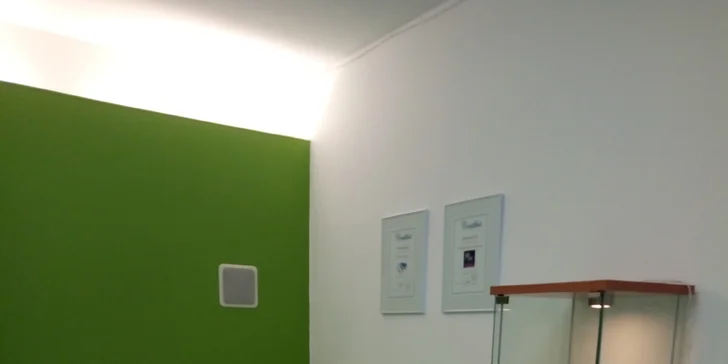 Lymfatická vakuová masáž obličeje, krku a dekoltu je prováděna za použití speciálních silikonových baněk.