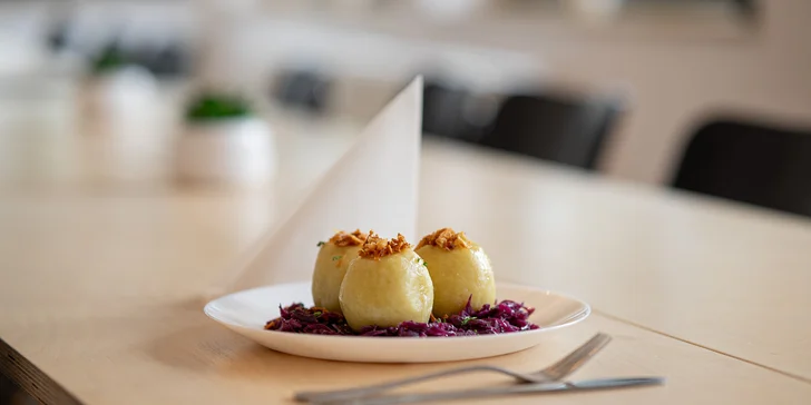Restaurace má nepravidelnou otevírací dobu, proto si ji na webu hotelu před návštěvou ověřte.