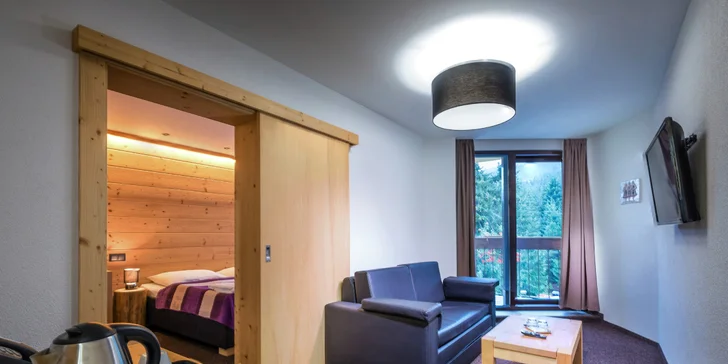 Pokoje a apartmány typu Superior mají francouzská okna a balkon.