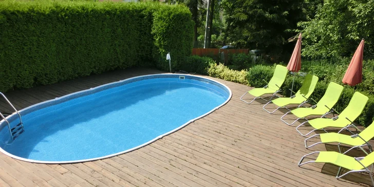 U bazénu můžete zdarma využívat lehátka a slunečníky.