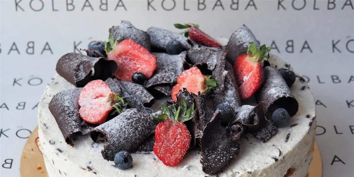 Dort Stracciatella zdobí čokoláda a ovoce.
