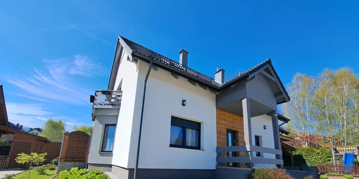 Apartmány mají balkon nebo terasu.