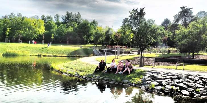 Dorazte ve dvou, usaďte se v Lakeview Café & Bistru a pak už si jen vychutnávejte vychlazený nápoj a krásný výhled na jezírko a vodotrysk. 