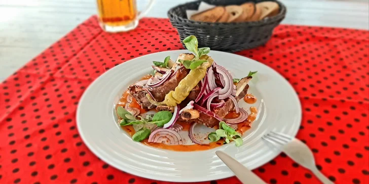 K žebrům dostanete taky 4 nebo 8 kousků opečeného chleba a sweet chilli omáčku. 