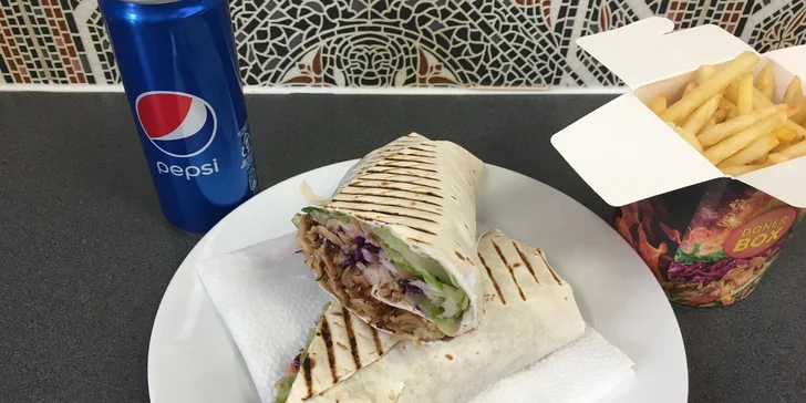Telecí či kuřecí kebab v tortille nebo chlebu s hranolky a nápojem dle výběru
