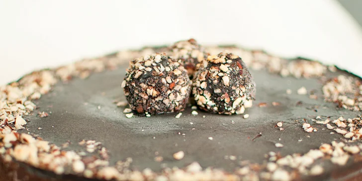 Ferrero Rocher - lieskové orechy, ďatle, kakao, kokosový olej, kešu orechy, med, kokosový cukor