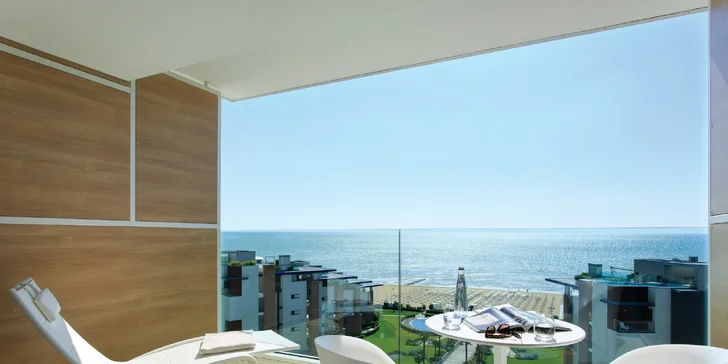 Elegantní pokoj Deluxe má přímý výhled na moře a terasu o velikosti 11 m².