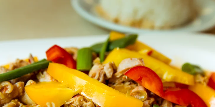 Ga xao sa ot (restované kuřecí maso s citronovou trávou, paprika)