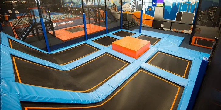 Uži si skoky na trampolíne a neobmedzený pohyb v trampolínovom centre JUMP ARENA