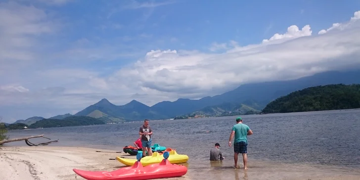 Na kajaku sa po rieke Bracuhy cez nádherný mangrovník dostanete až na pláže a ostrovčeky.