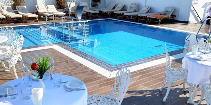 Jídla jsou podávána v hlavní nebo plážové restauraci.
