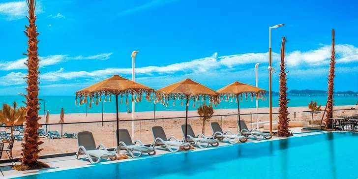 Hotel se pyšní ideální polohou přímo u široké písčité pláže. 