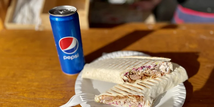 Pro jednoho nebo dva hladovce tu na odnos s sebou nachystají kebab a nápoj v plechovce podle výběru. 