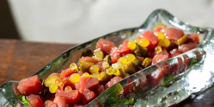 Tatarák z modroplutvého tuniaka s riasami wakame a sferifikáciou z wasabi a limetky