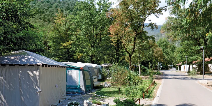 Na oblázkovou pláž dojdete z apartmánů po udržovaných chodníčcích, podél pláže najdete i nejrůznější bary, kavárny či restaurace.