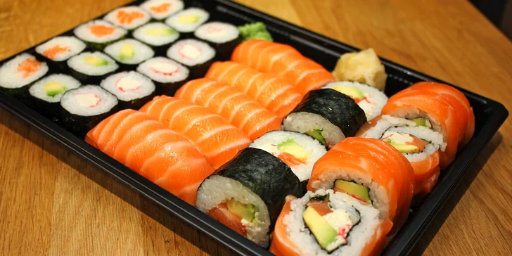 Pokud budete spěchat, nebude to problém – jednoduše přijďte a sushi si nechte zdarma připravit k odnosu s sebou (na fotce set 28 ks).