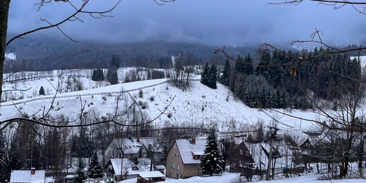 V zimě oceníte blízkost skiareálu Modrá hvězda či Harrachov. 
