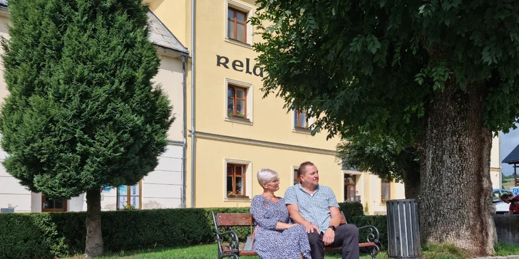 Naproti hotelu je i vyhlášená cukrárna.
