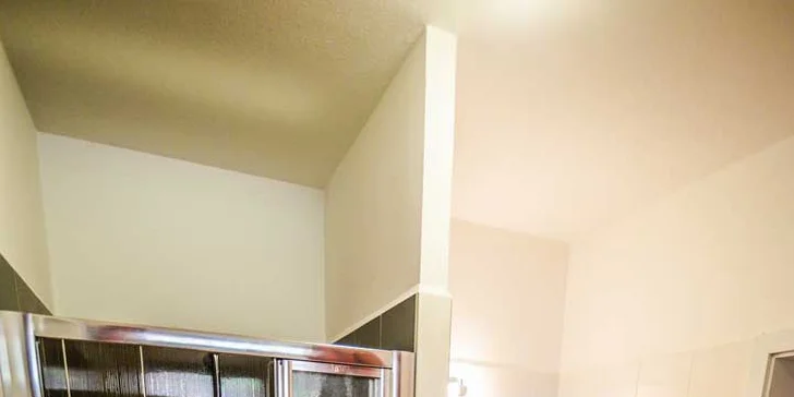 Každý apartmán má svůj vlastní vchod a koupelnu se sprchovým koutem.