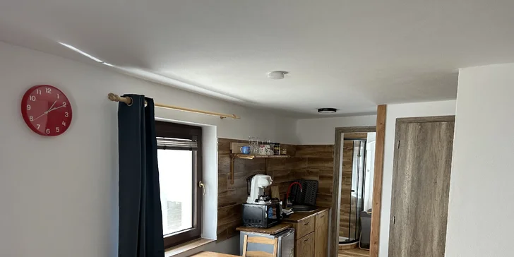 Apartmán 1 ponúka 3 lôžka a 2 prístelky, disponuje aj obývacou izbou.