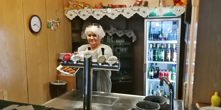 Na památku se můžete vyfotit za výčepem jako naše obchodnice Maruška.