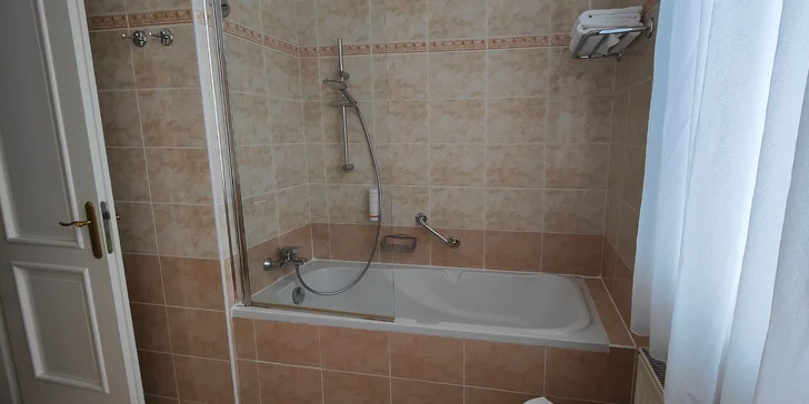 ...v jiných je vana. 