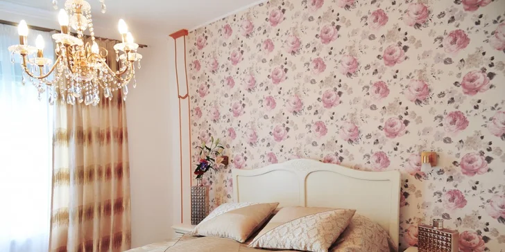 V pokoji najdete přezůvky a župan do wellness.
