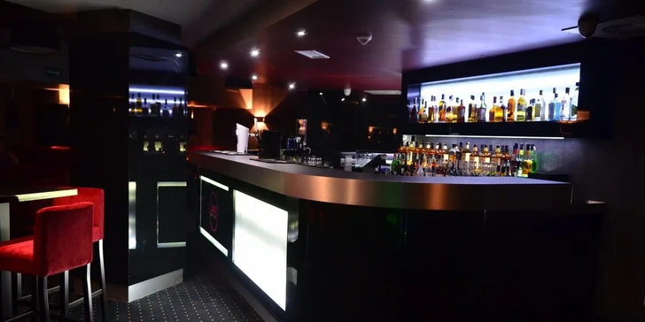 Dospělí si určitě užijí dlouhou noc, skvělé drinky a hudbu v hotelovém hudebním klubu Lambert. 