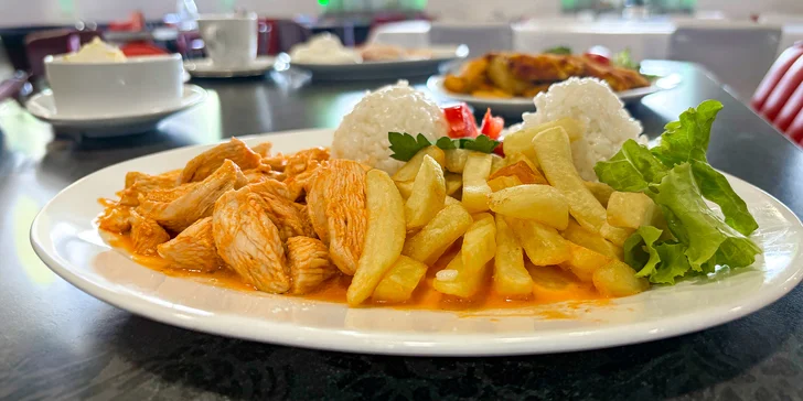 Pre tých, čo sa vyprážanému vyhýbajú, je pripravený dokonale vyvážený kurací stroganov