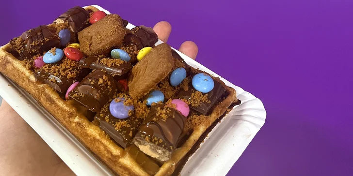 Stavte se na vafli a třeba i nápoj u fialového stánku Waffee – Waffle & Coffee.