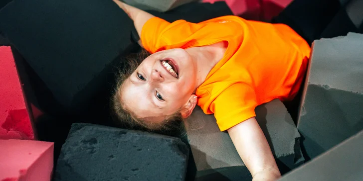 Jsou tu nejen trampolíny, ale i spousta dalších atrakcí včetně ninja dráhy nebo foam pitu.
