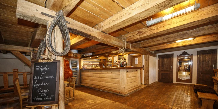 V pěkné dřevěné restauraci si dáte bufetové snídaně a v případě polopenze i 2chodové večeře.